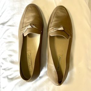 Trotters tan flats Relate model size 13 W